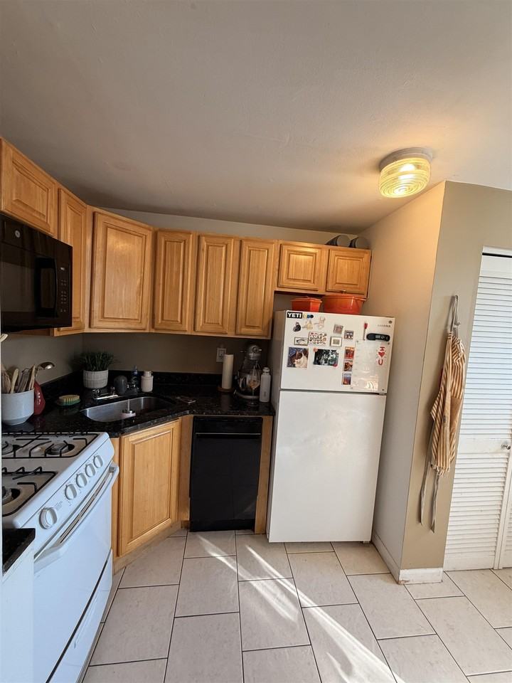 1038 Willow Ave #4 - Photo 3 of 9