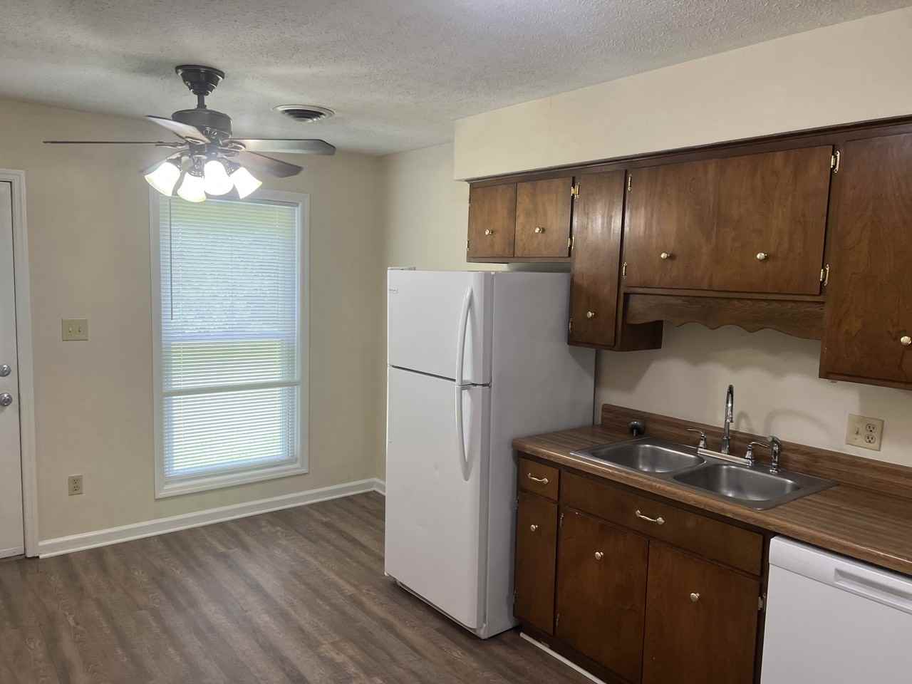 1032 Brookview Dr #13D - Photo 2 of 4