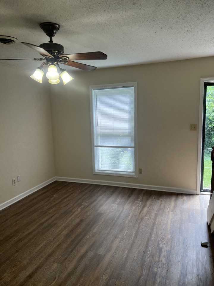 1032 Brookview Dr #13D - Photo 3 of 4