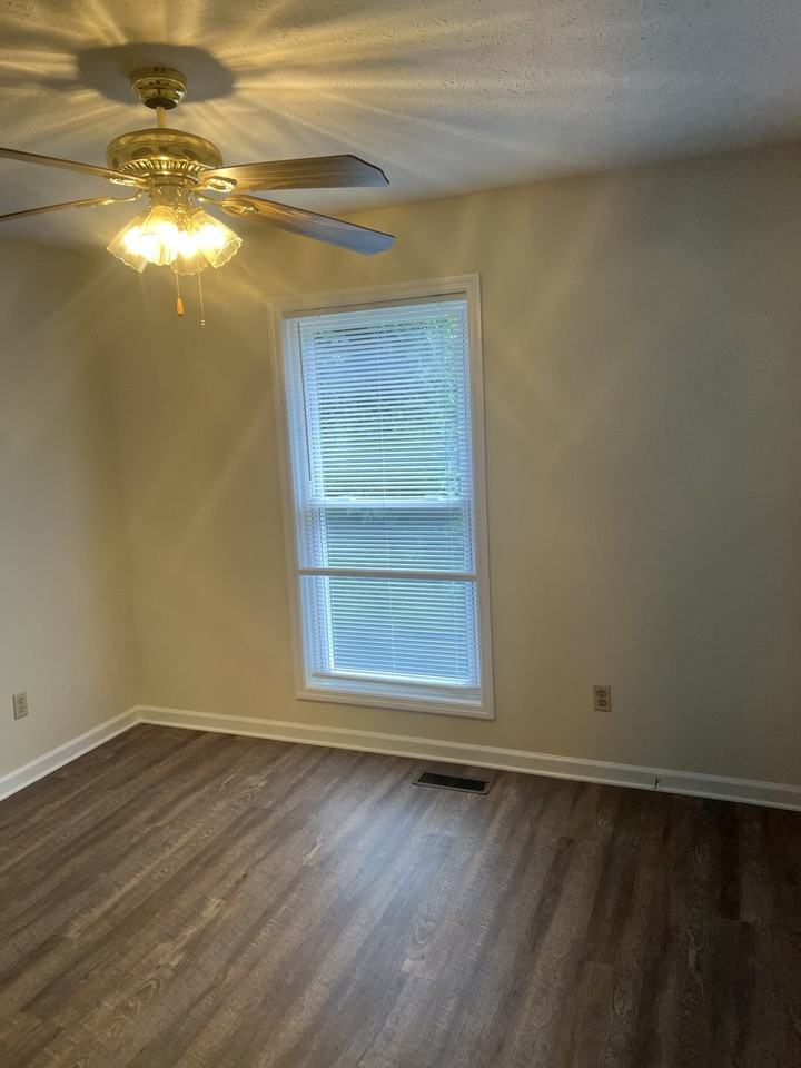 1032 Brookview Dr #13D - Photo 4 of 4