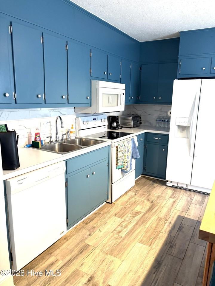 302 N Shores Rd - Photo 6 of 20