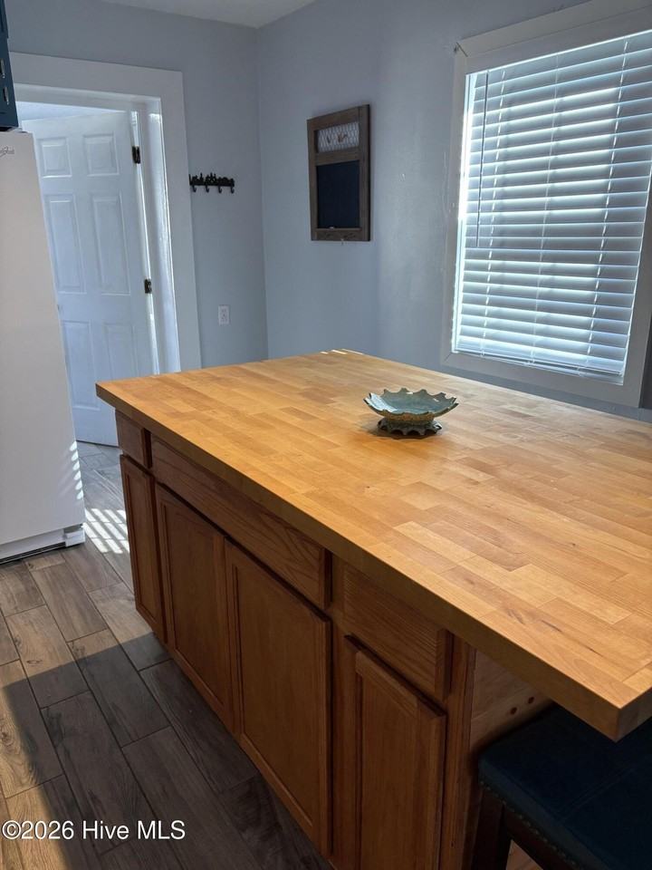 302 N Shores Rd - Photo 7 of 20