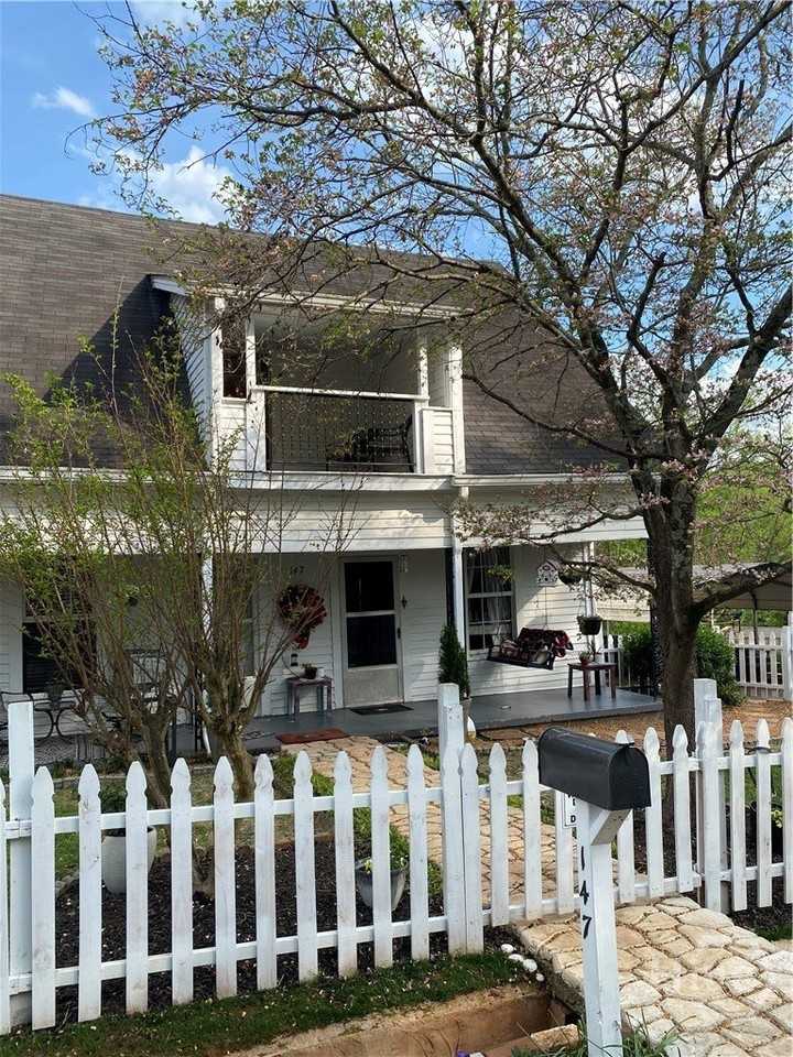 147 White Cir - Photo 3 of 13