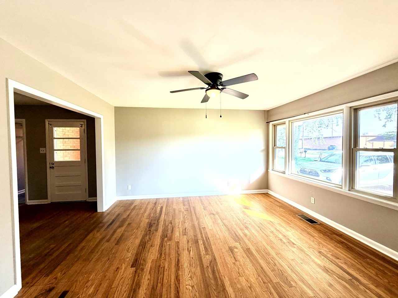 1711 Clarence Dr - Photo 3 of 18