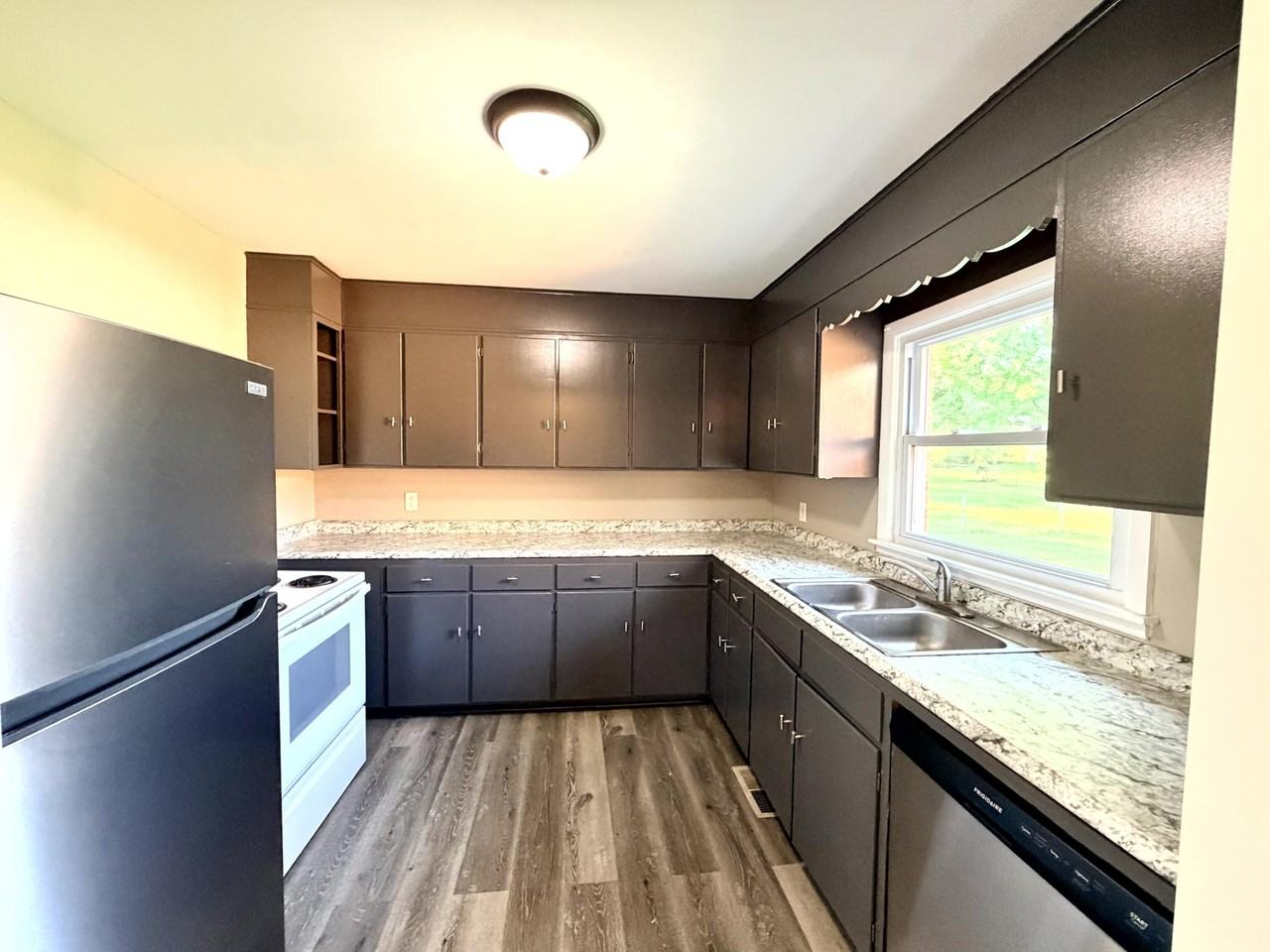 1711 Clarence Dr - Photo 5 of 18
