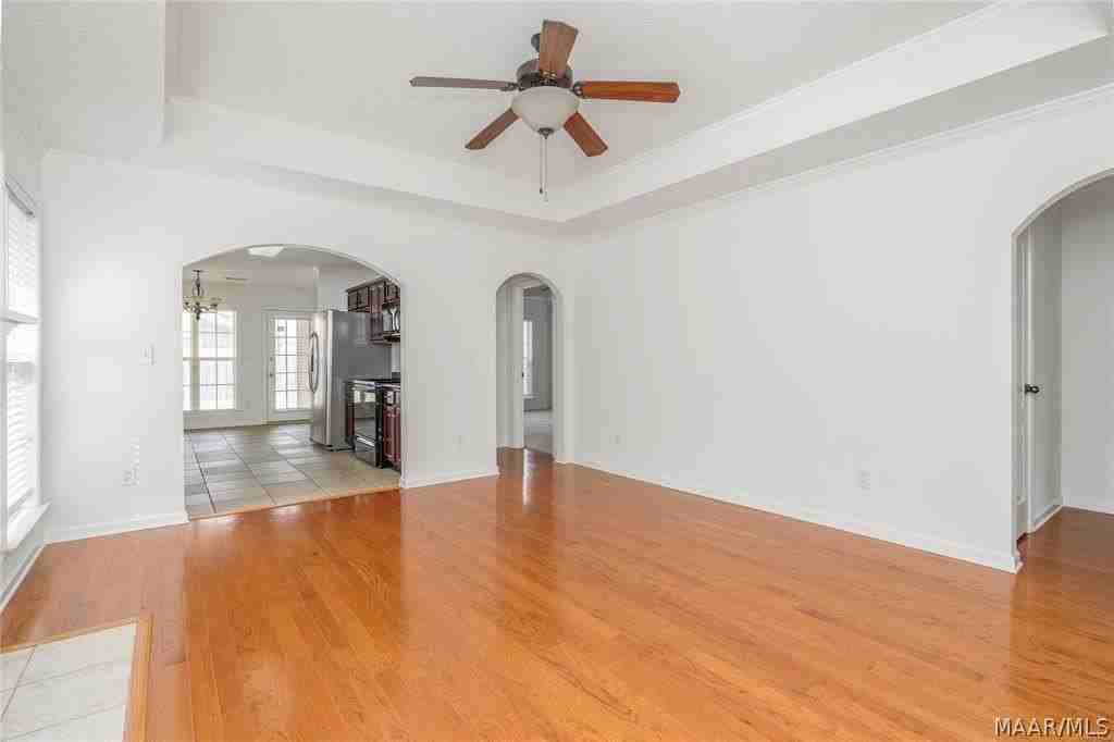 8725 Lindsey Ln - Photo 6 of 30
