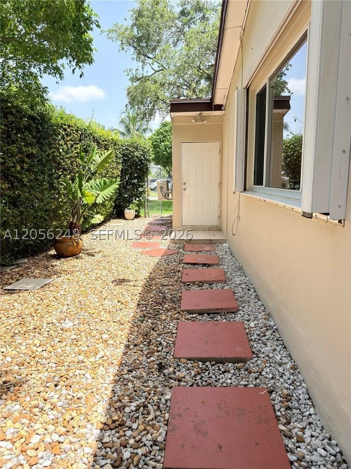 9160 Sw 73rd St #B - Photo 4 of 14