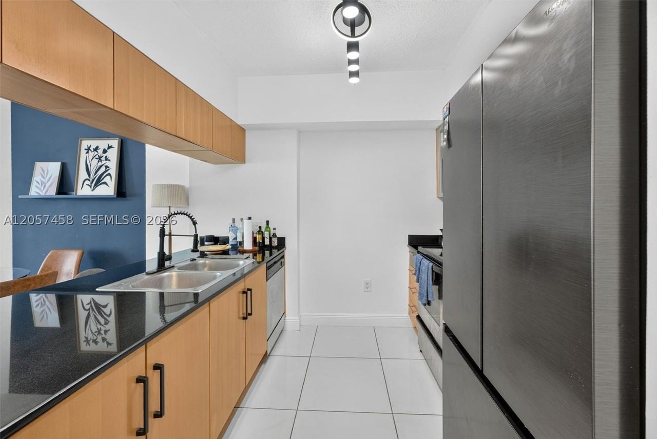 1750 N Bayshore Dr #1609 - Photo 5 of 25
