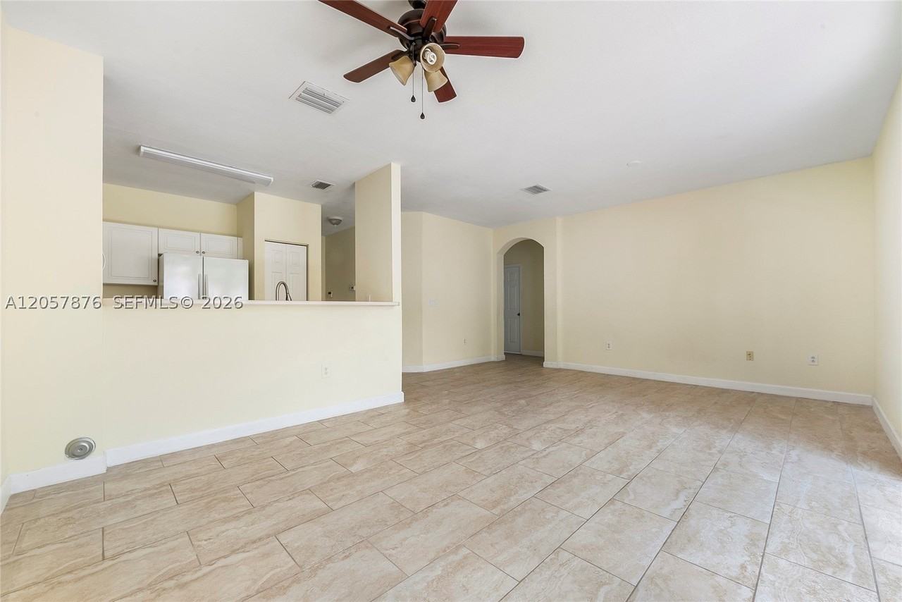 230 Se 29th Ave #1 - Photo 2 of 13