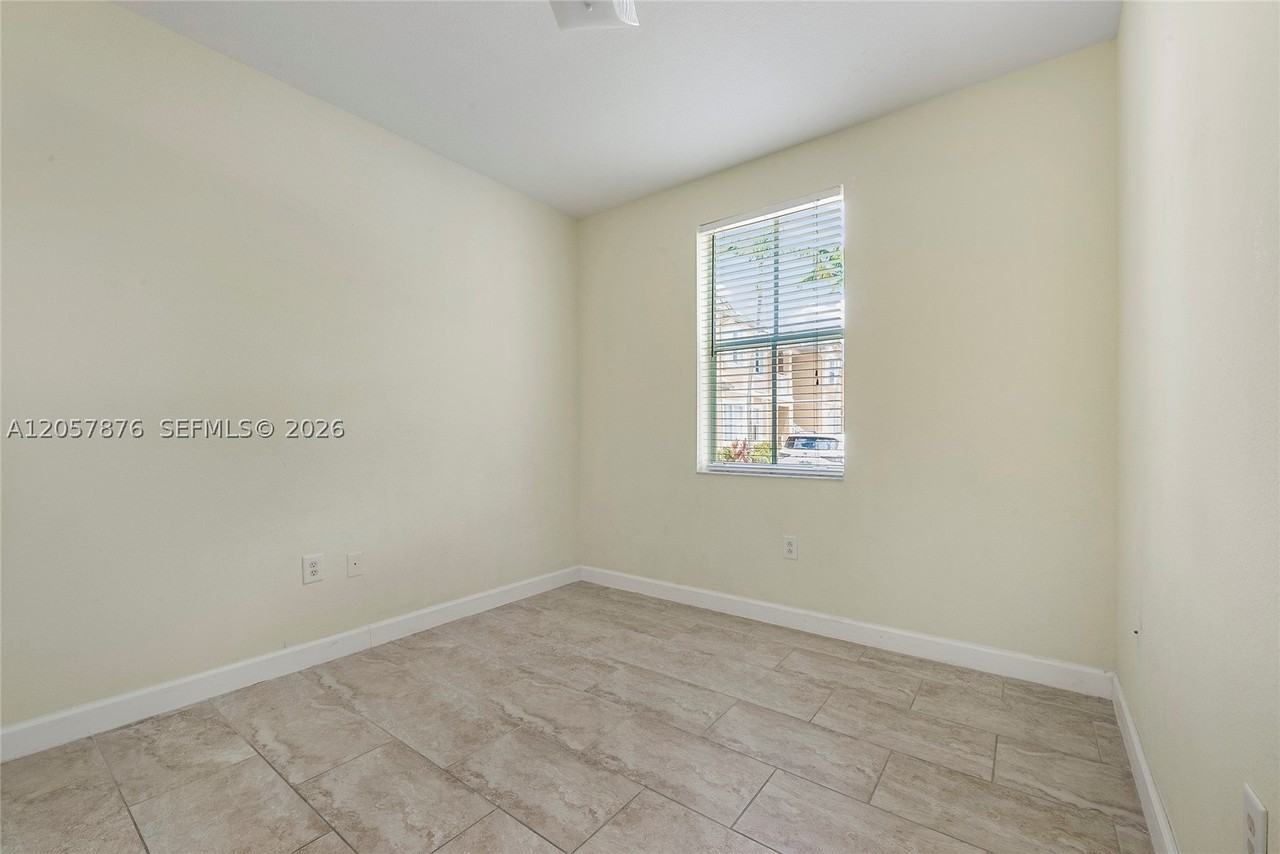 230 Se 29th Ave #1 - Photo 3 of 13