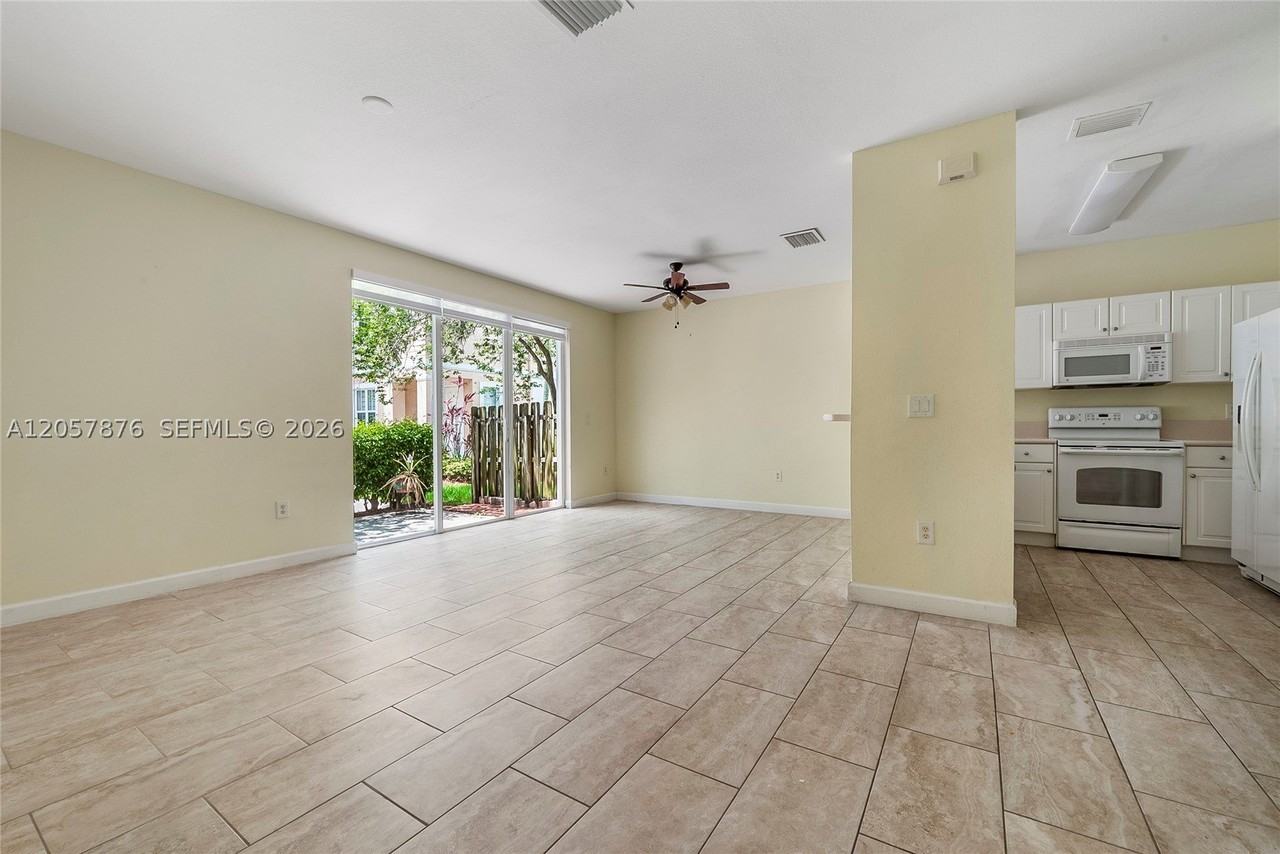 230 Se 29th Ave #1 - Photo 4 of 13