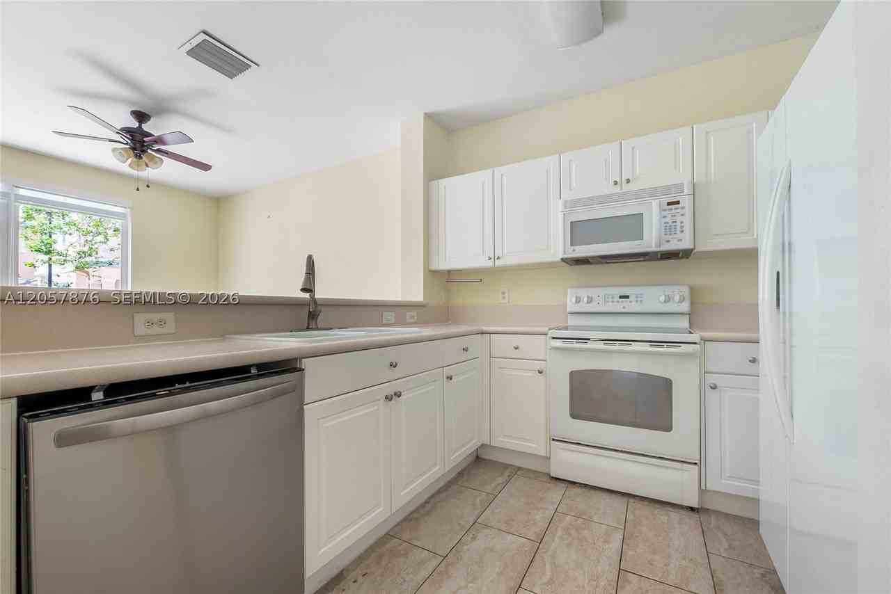 230 Se 29th Ave #1 - Photo 5 of 13