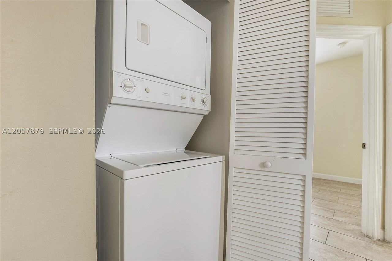 230 Se 29th Ave #1 - Photo 6 of 13