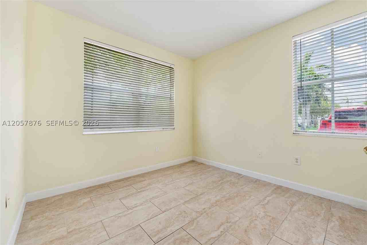 230 Se 29th Ave #1 - Photo 7 of 13