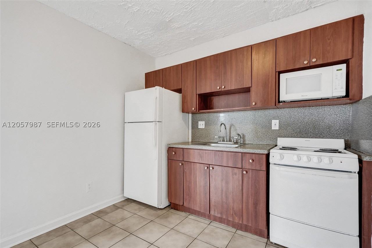 2525 Superior St #4 - Photo 3 of 20
