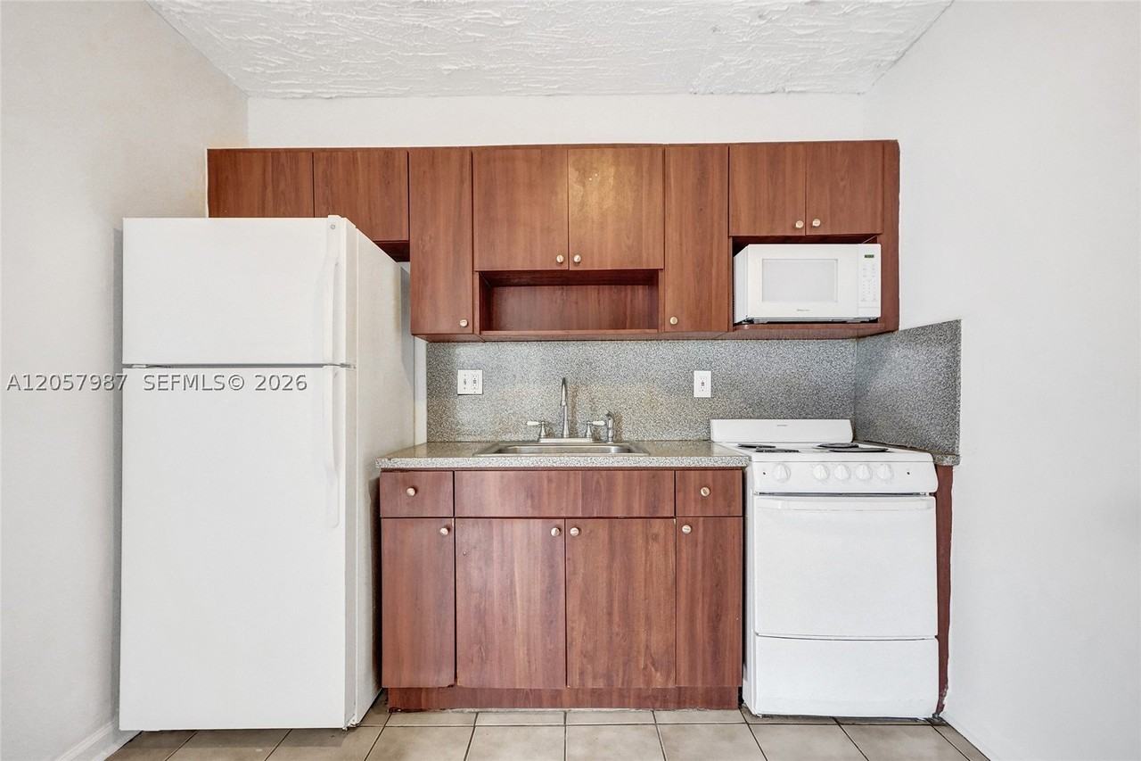 2525 Superior St #4 - Photo 4 of 20