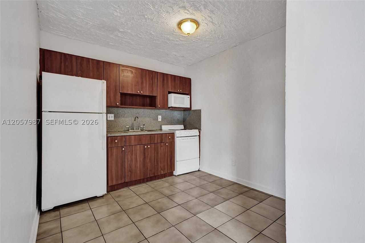 2525 Superior St #4 - Photo 5 of 20