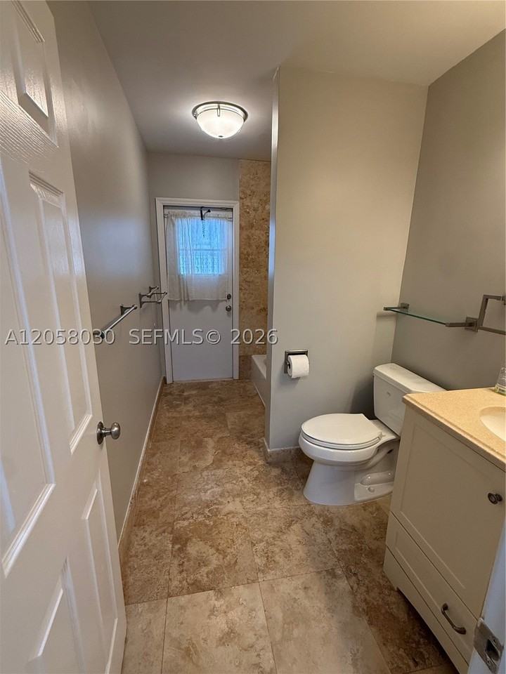1560 Nw 12th Way - Photo 4 of 22