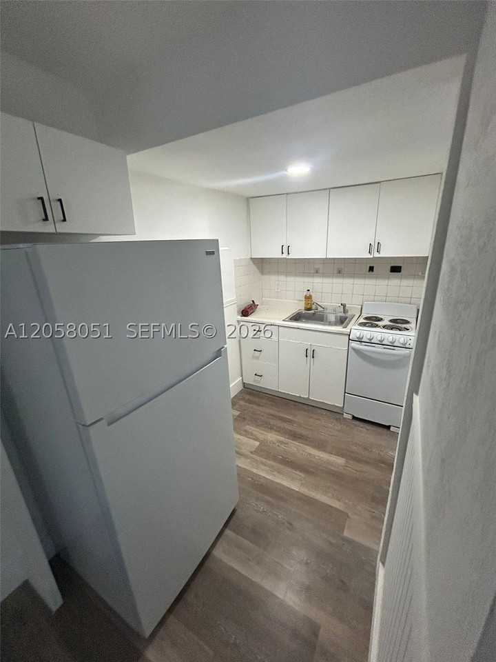 1035 N Andrews Ave #1-6 - Photo 2 of 7