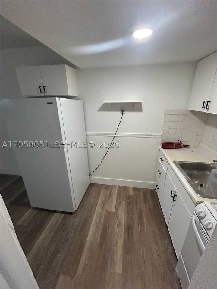 1035 N Andrews Ave #1-6 - Photo 3 of 7