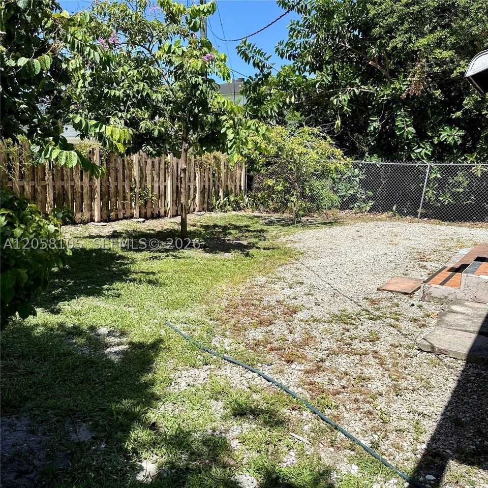 737 Ne 127th St #B - Photo 2 of 16