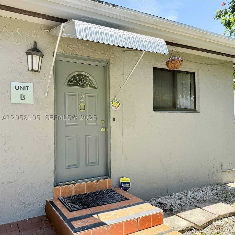 737 Ne 127th St #B - Photo 5 of 16