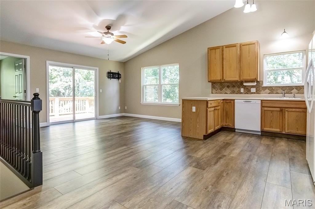 129 Fort Hancock Cir - Photo 5 of 18