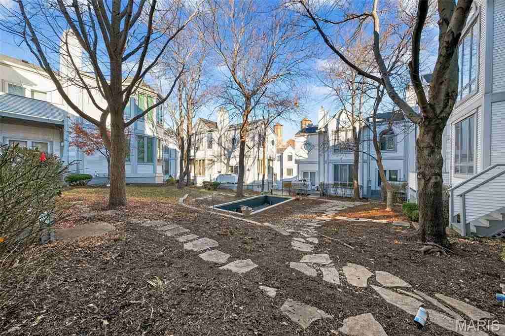 28 Columbus Square Dr - Photo 2 of 30