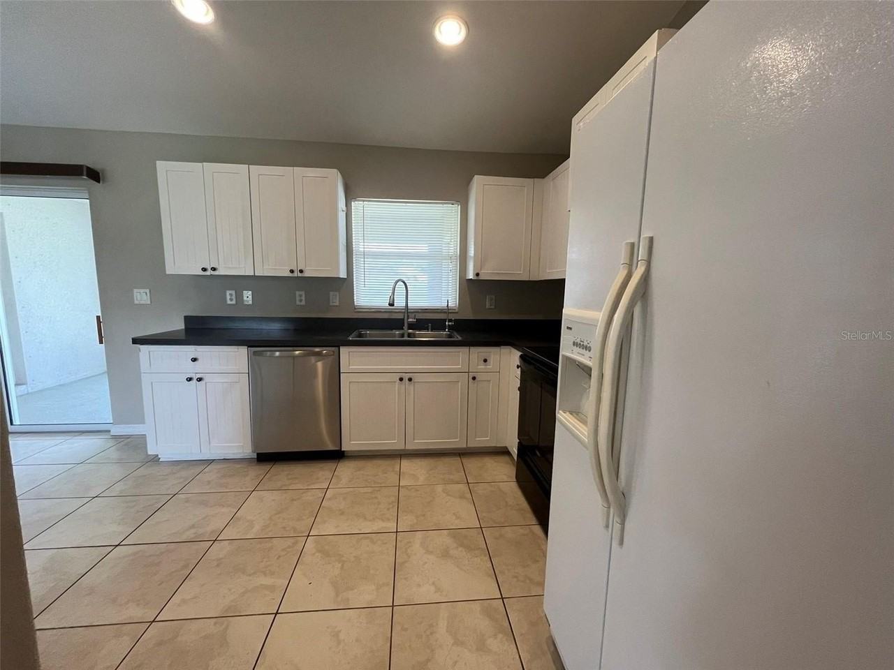 3605 Caballero Ave - Photo 3 of 16