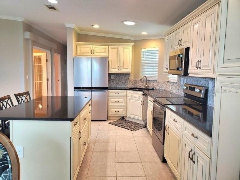 14 Freeman Ave - Photo 7 of 39