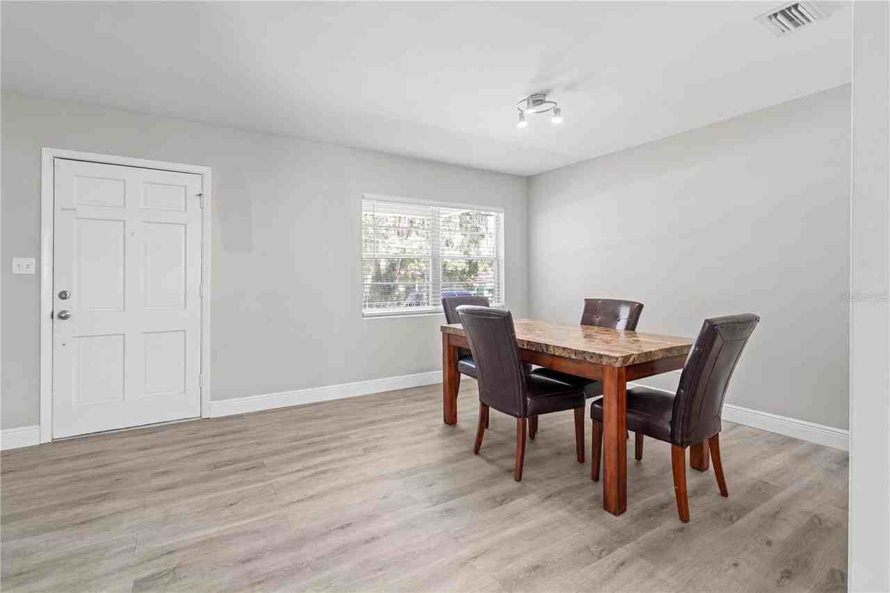 121 Nw 29th St - Photo 4 of 32