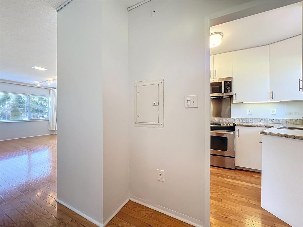 640 N Park Ave #4 - Photo 4 of 33