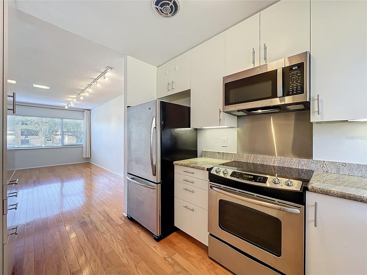 640 N Park Ave #4 - Photo 6 of 33
