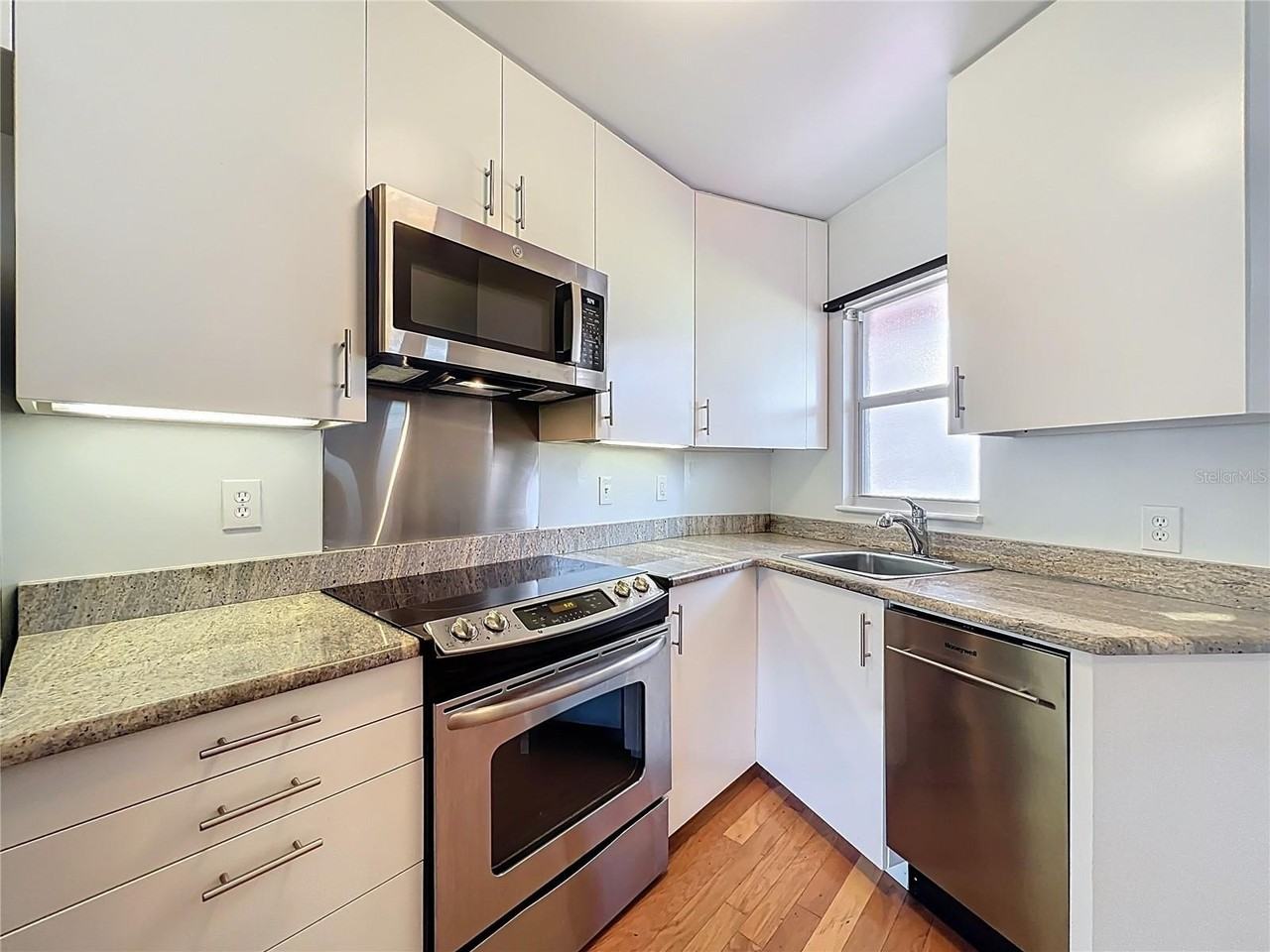 640 N Park Ave #4 - Photo 7 of 33