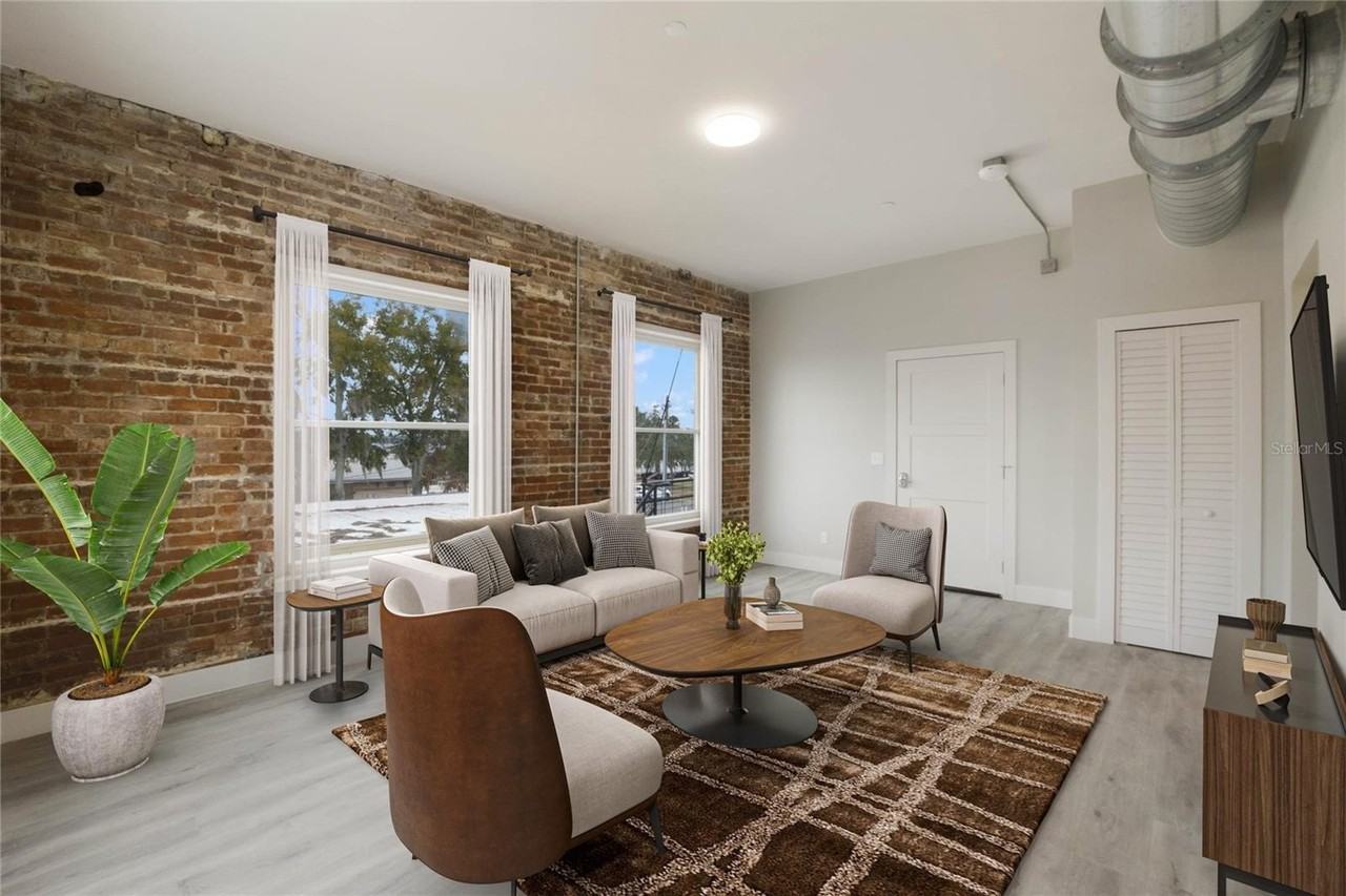 792 W Montrose St #205 - Photo 3 of 19