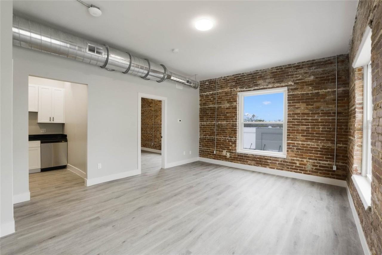 792 W Montrose St #205 - Photo 6 of 19