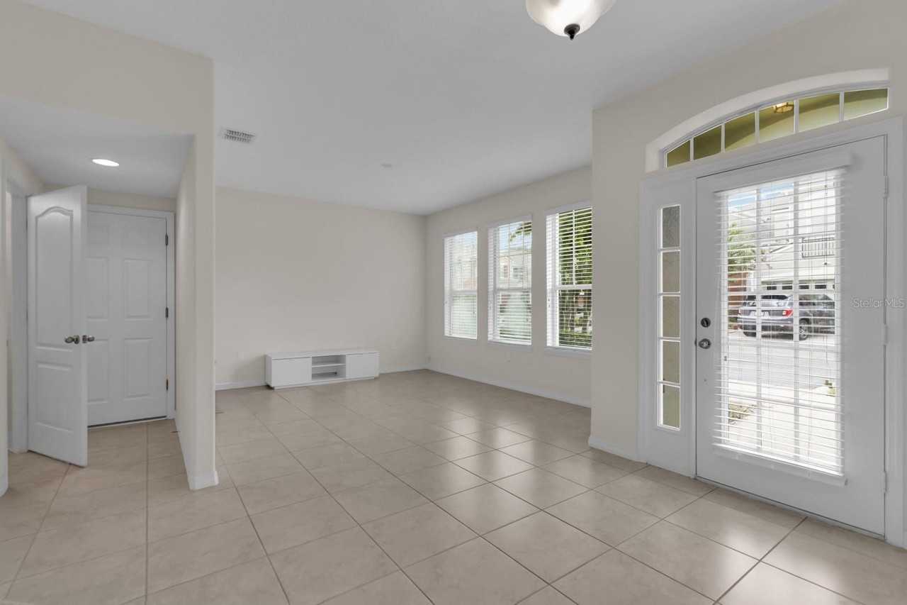 1041 Laurel Ridge Ln - Photo 5 of 31