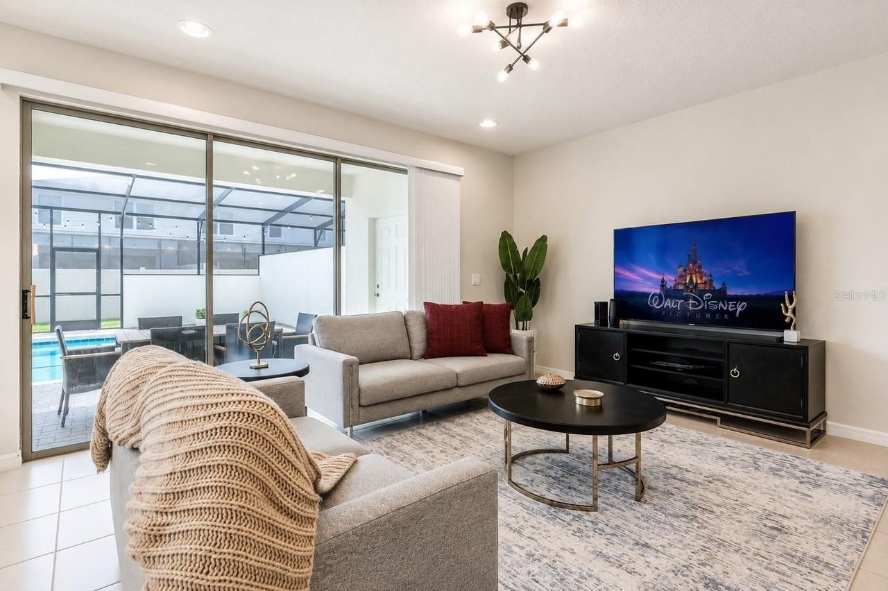 2441 Dubai St - Photo 4 of 20