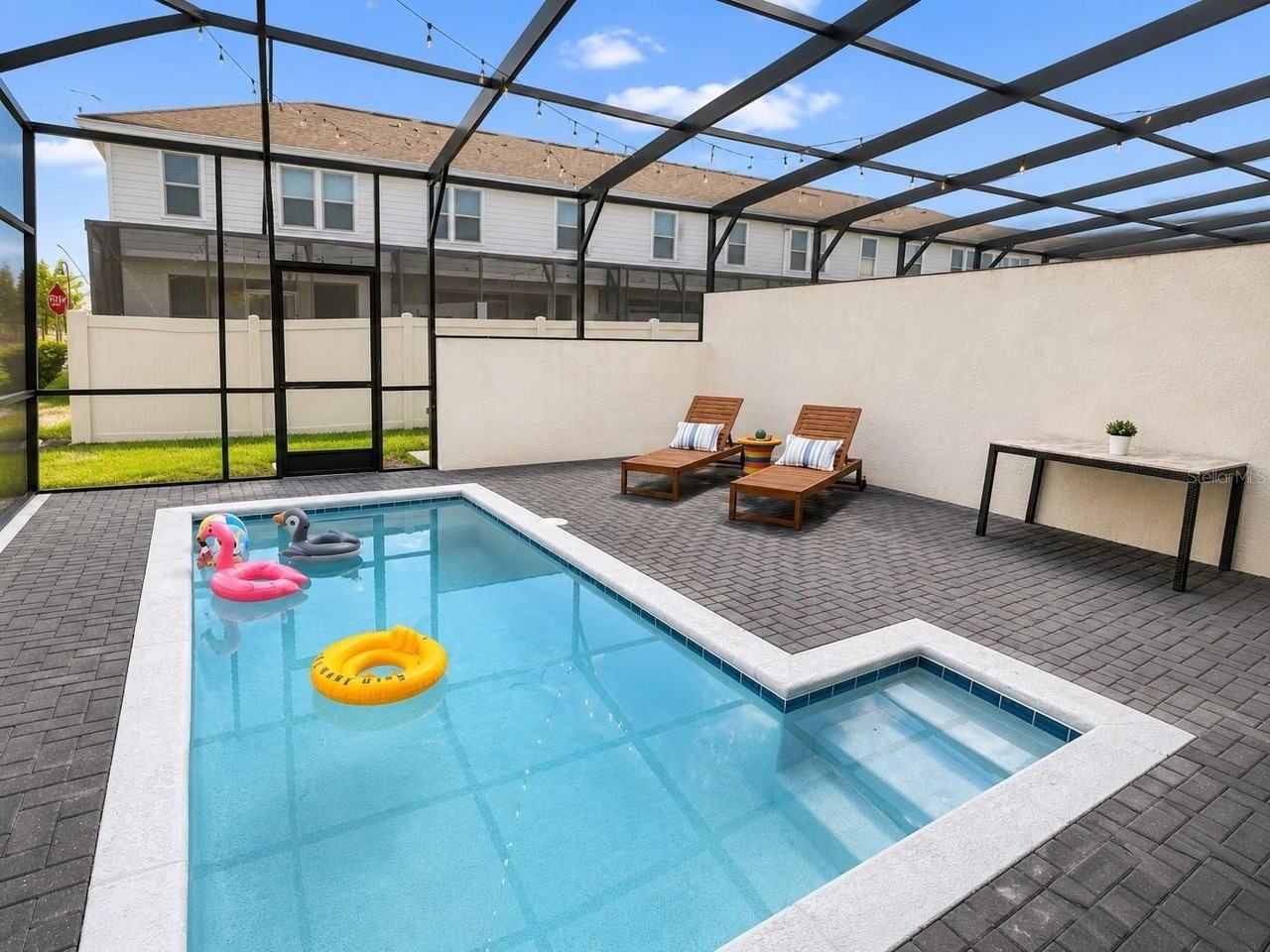 2441 Dubai St - Photo 6 of 20