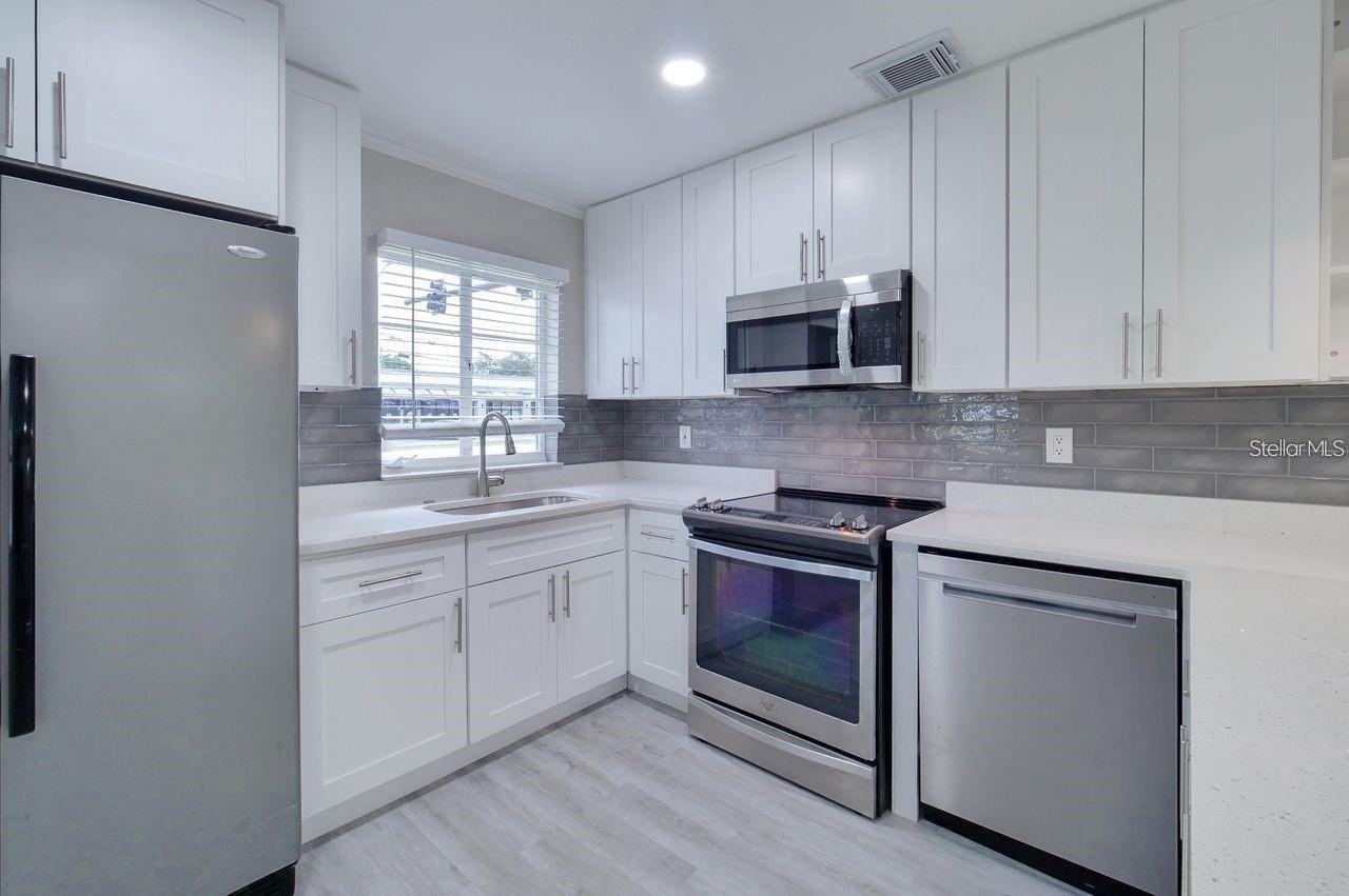 976 W Fairbanks Ave - Photo 2 of 20