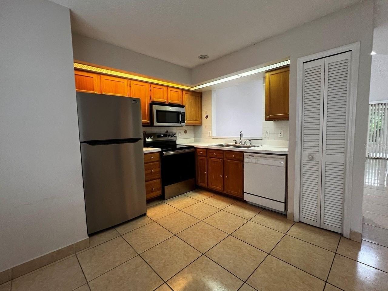 14426 Island Cove Dr - Photo 3 of 28