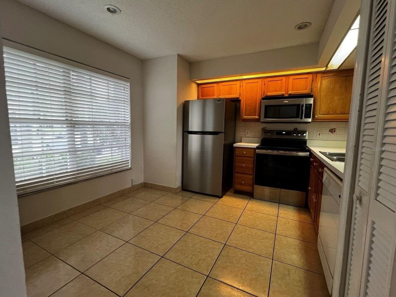 14426 Island Cove Dr - Photo 4 of 28