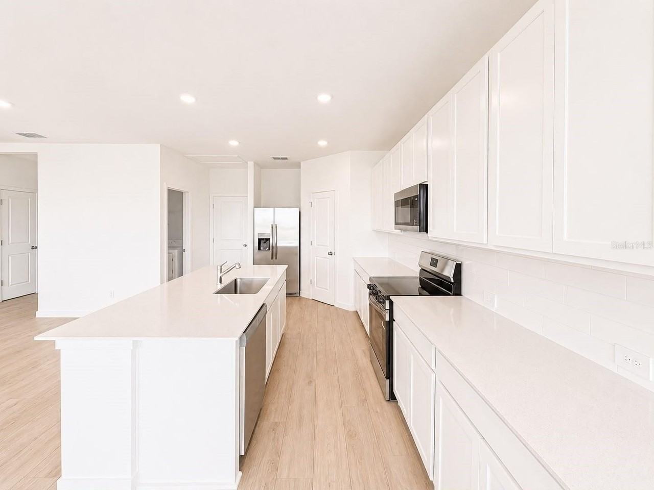 644 Ruth Ave - Photo 4 of 26