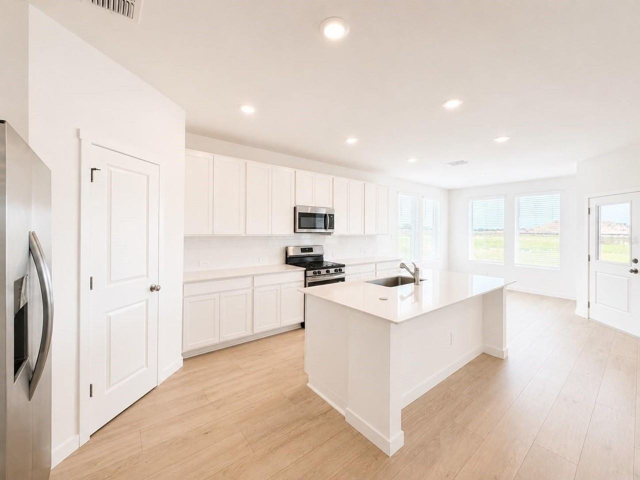 644 Ruth Ave - Photo 5 of 26