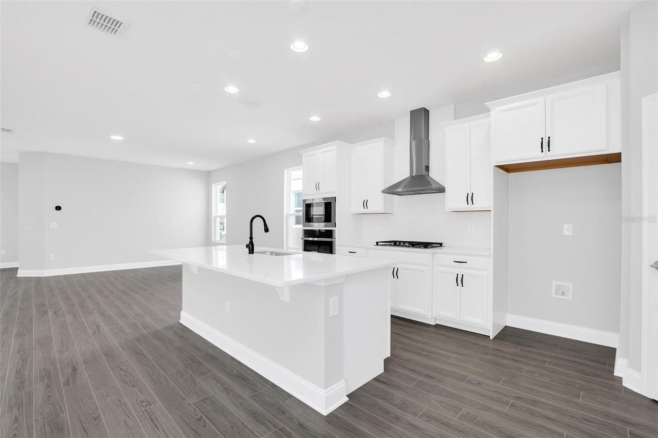 12743 Brodlove Ln - Photo 7 of 36