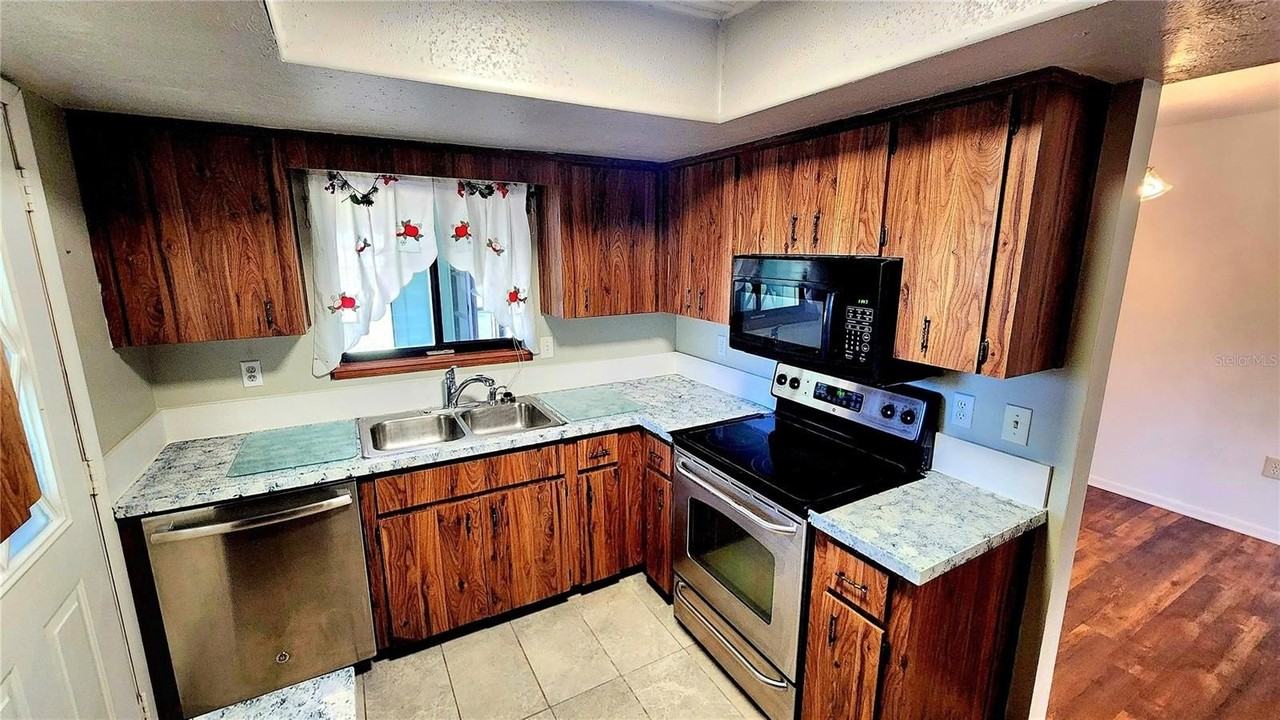 10405 Sw 99th Ave - Photo 4 of 17