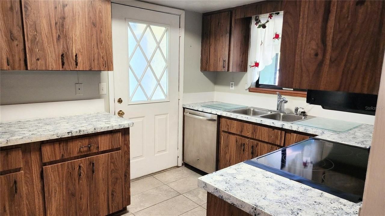 10405 Sw 99th Ave - Photo 5 of 17