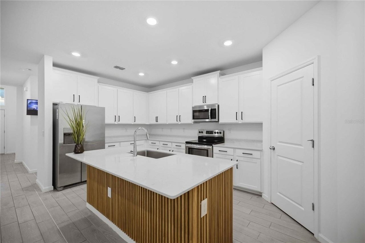 3492 Ne 38th Ln - Photo 4 of 33