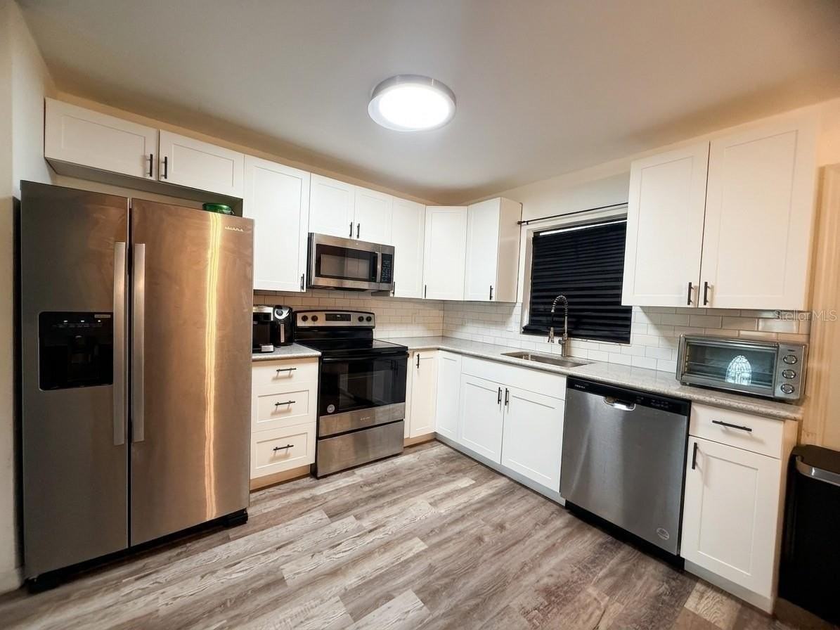 636 Rainbow Blvd - Photo 3 of 13