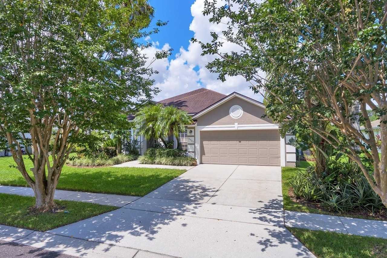 13903 Bluewater Cir - Photo 2 of 35